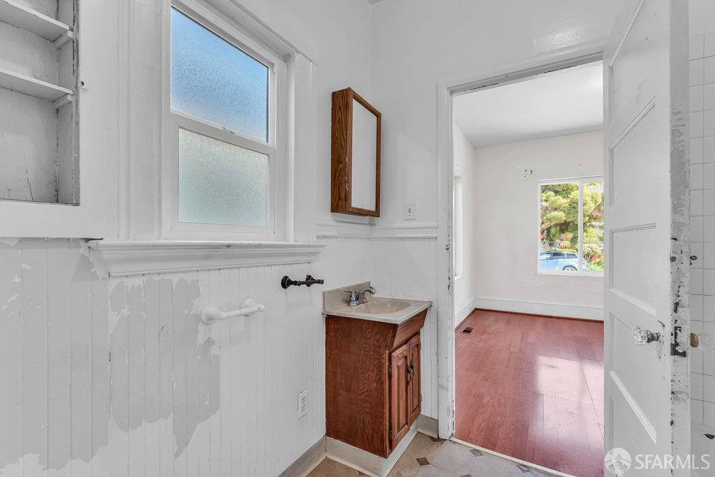 Berkeley, California 94703, United States, 3 Bedrooms Bedrooms, ,2 BathroomsBathrooms,Residential,Pending,107817