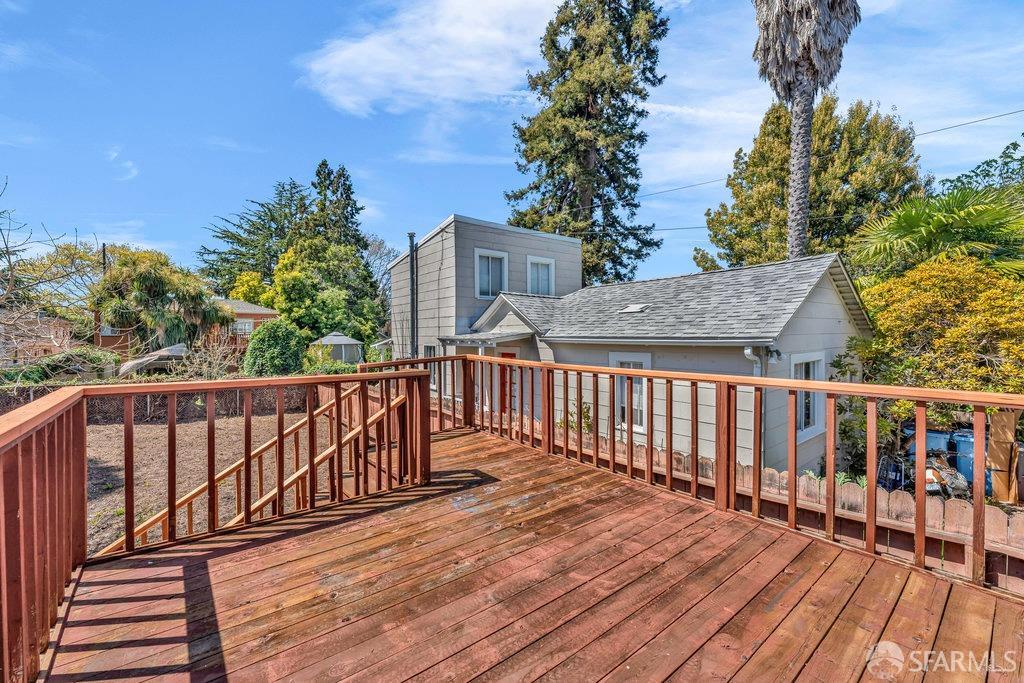 Berkeley, California 94703, United States, 3 Bedrooms Bedrooms, ,2 BathroomsBathrooms,Residential,Pending,107817