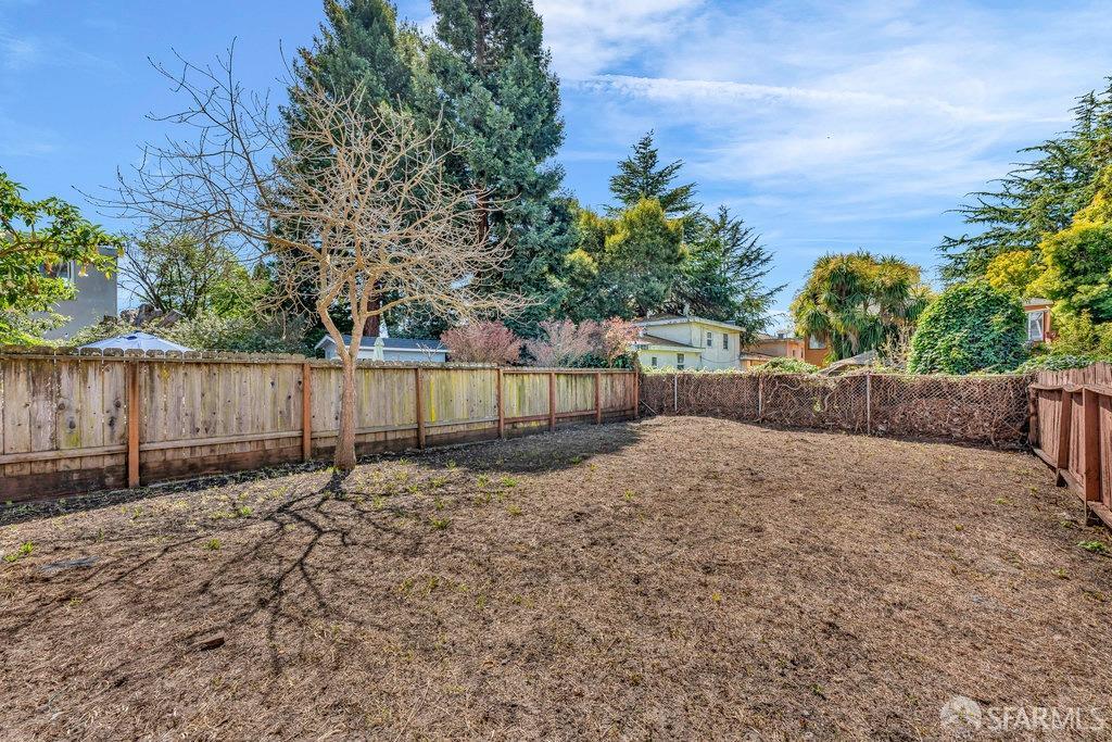 Berkeley, California 94703, United States, 3 Bedrooms Bedrooms, ,2 BathroomsBathrooms,Residential,Pending,107817