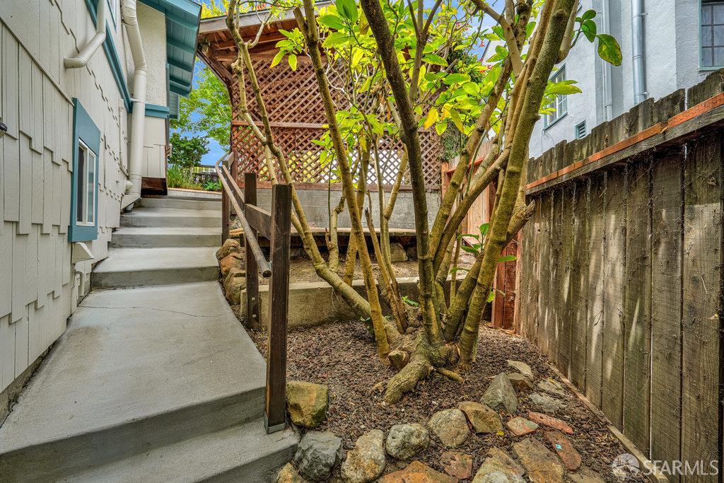 Oakland, California 94610, United States, 3 Bedrooms Bedrooms, ,2 BathroomsBathrooms,Residential,Contingent,154950