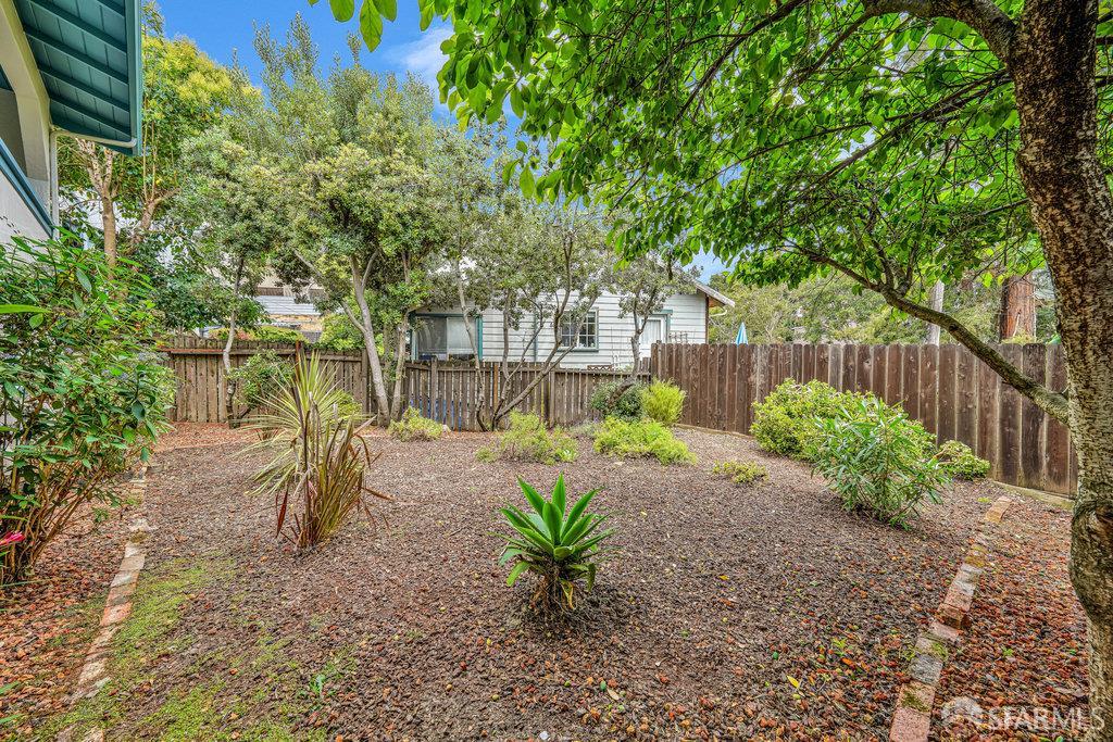 Oakland, California 94610, United States, 3 Bedrooms Bedrooms, ,2 BathroomsBathrooms,Residential,Contingent,154950