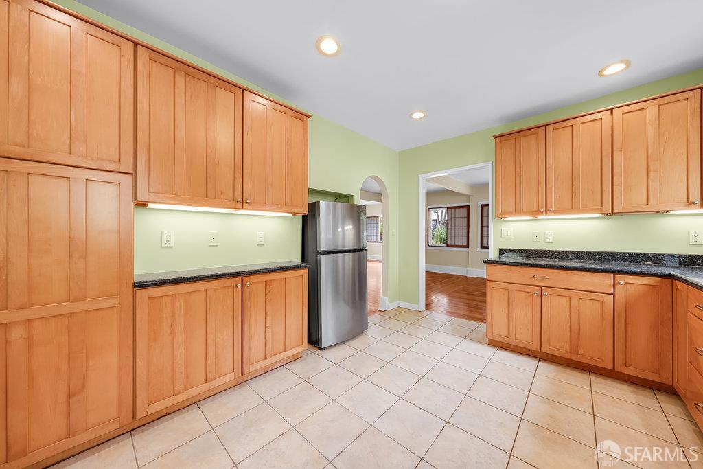 Oakland, California 94610, United States, 3 Bedrooms Bedrooms, ,2 BathroomsBathrooms,Residential,Contingent,154950