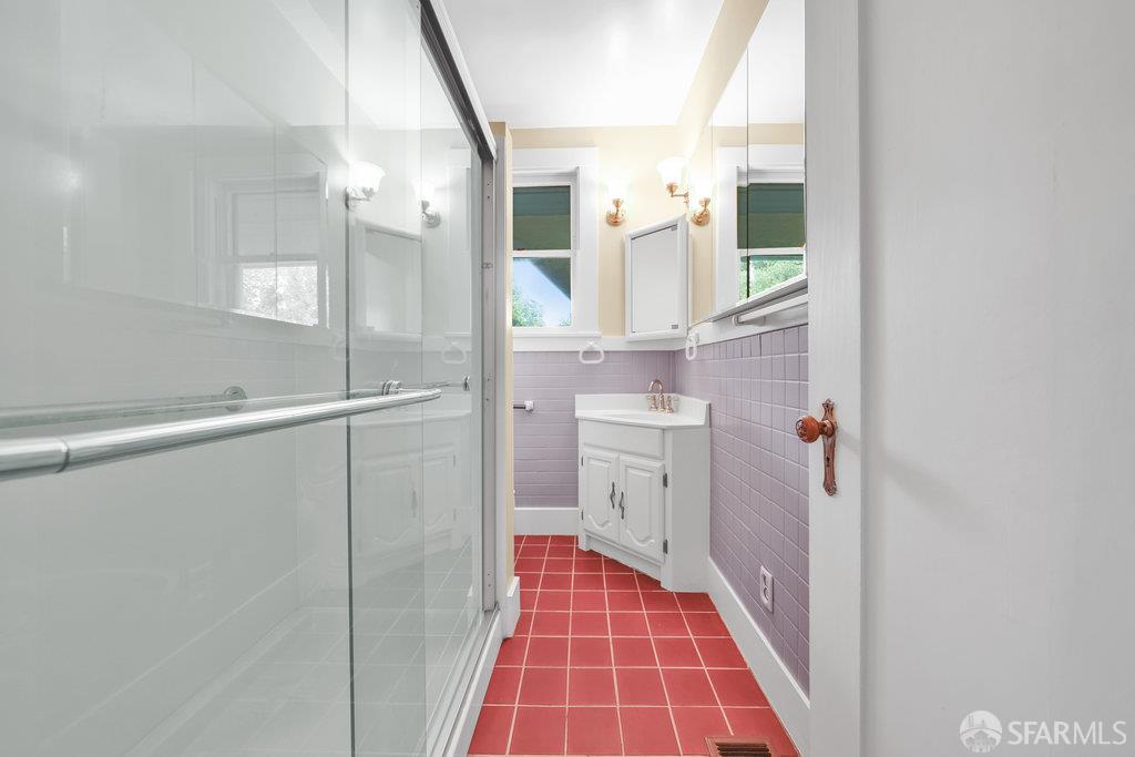 Oakland, California 94610, United States, 3 Bedrooms Bedrooms, ,2 BathroomsBathrooms,Residential,Contingent,154950