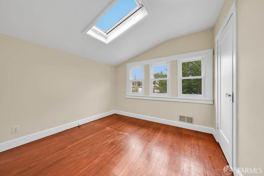 Oakland, California 94610, United States, 3 Bedrooms Bedrooms, ,2 BathroomsBathrooms,Residential,Contingent,154950