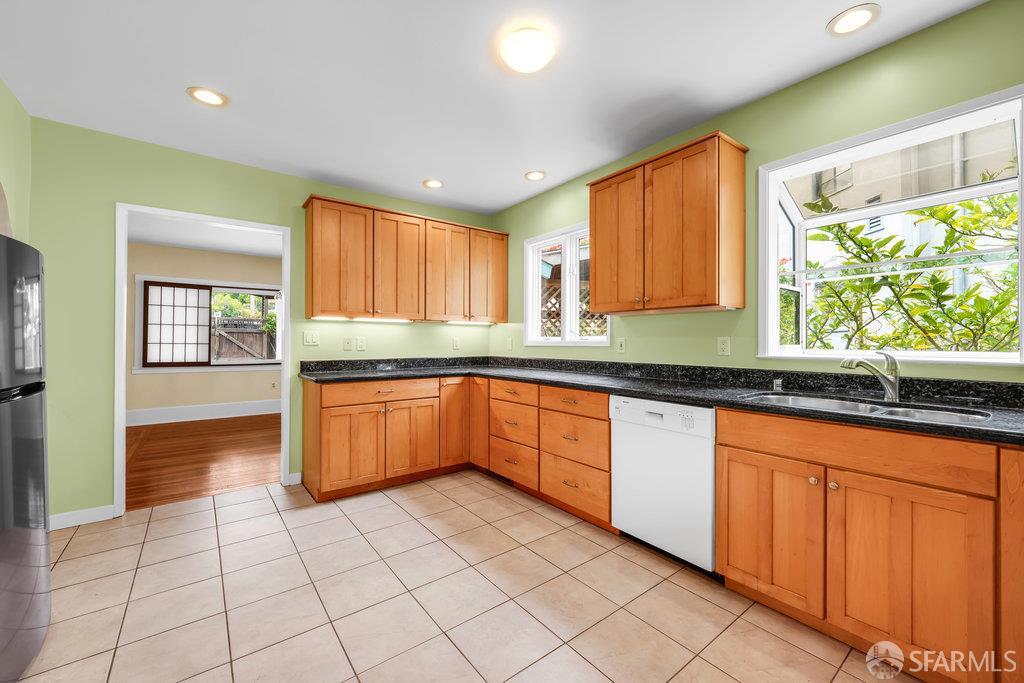 Oakland, California 94610, United States, 3 Bedrooms Bedrooms, ,2 BathroomsBathrooms,Residential,Contingent,154950