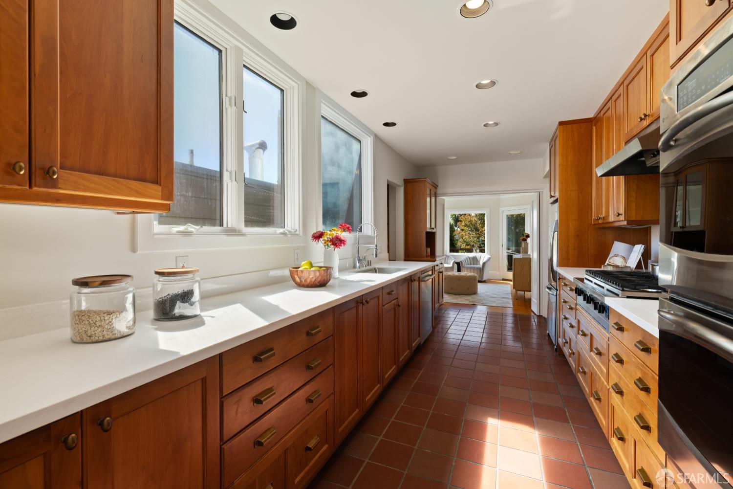 San Francisco, California 94116, United States, 3 Bedrooms Bedrooms, ,2 BathroomsBathrooms,Residential,Pending,216094