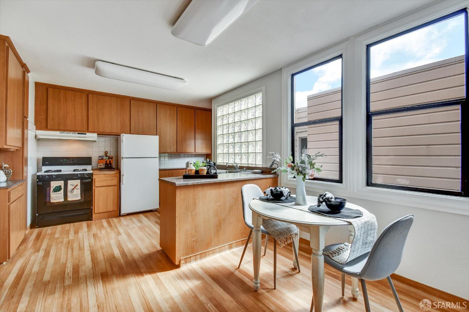 San Francisco, California 94116, United States, 4 Bedrooms Bedrooms, ,3 BathroomsBathrooms,Residential,Active,221103