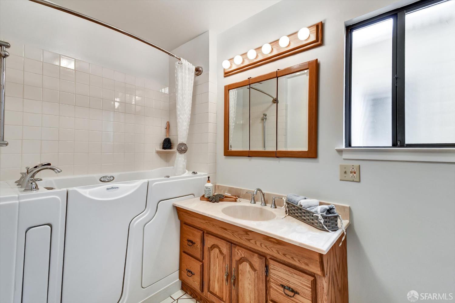 San Francisco, California 94116, United States, 4 Bedrooms Bedrooms, ,3 BathroomsBathrooms,Residential,Active,221103