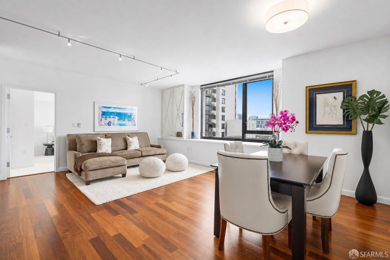 250 King Street 958