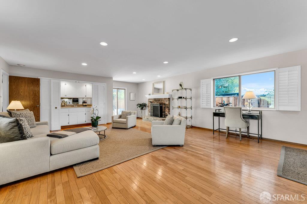 Walnut Creek, California 94598, United States, 3 Bedrooms Bedrooms, ,3 BathroomsBathrooms,Residential,Active,239598