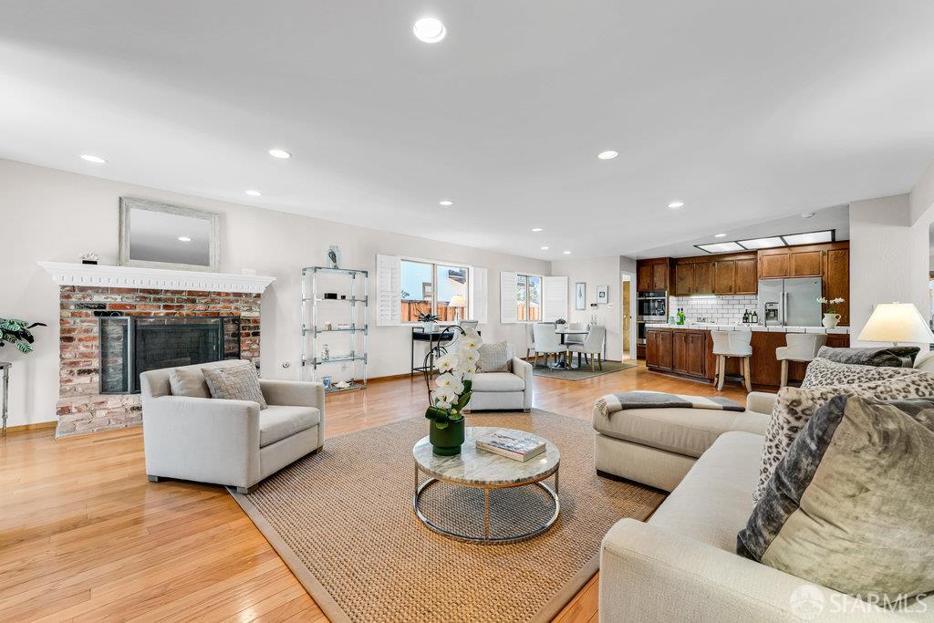 Walnut Creek, California 94598, United States, 3 Bedrooms Bedrooms, ,3 BathroomsBathrooms,Residential,Active,239598