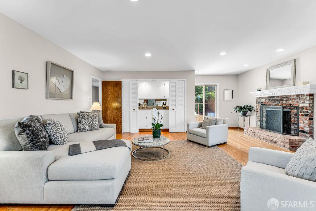 Walnut Creek, California 94598, United States, 3 Bedrooms Bedrooms, ,3 BathroomsBathrooms,Residential,Active,239598