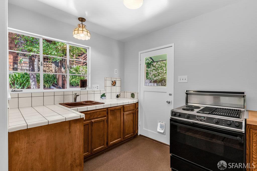 Oakland, California 94611, United States, 2 Bedrooms Bedrooms, ,2 BathroomsBathrooms,Residential,Active,217751