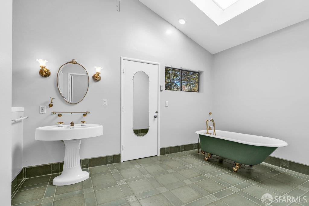 Oakland, California 94611, United States, 2 Bedrooms Bedrooms, ,2 BathroomsBathrooms,Residential,Active,217751