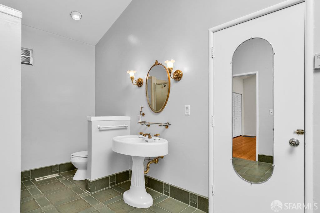 Oakland, California 94611, United States, 2 Bedrooms Bedrooms, ,2 BathroomsBathrooms,Residential,Active,217751