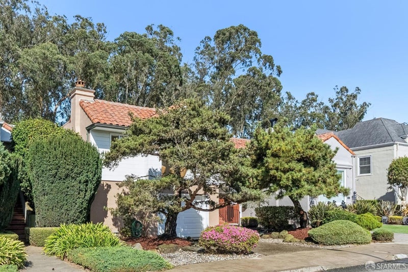12 Crestlake Drive