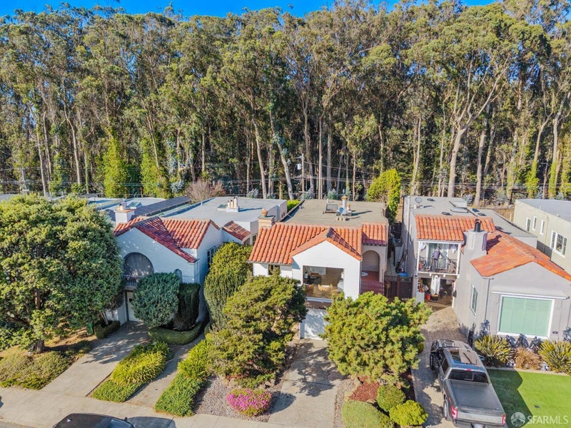 12 Crestlake Drive