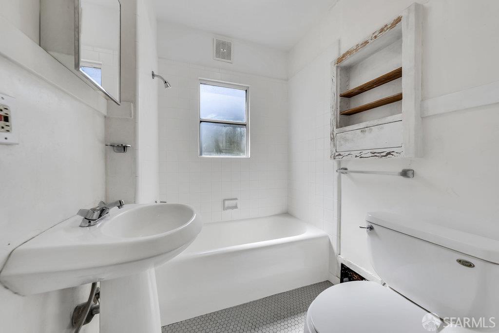 Oakland, California 94602, United States, 2 Bedrooms Bedrooms, ,Residential,Pending,209589