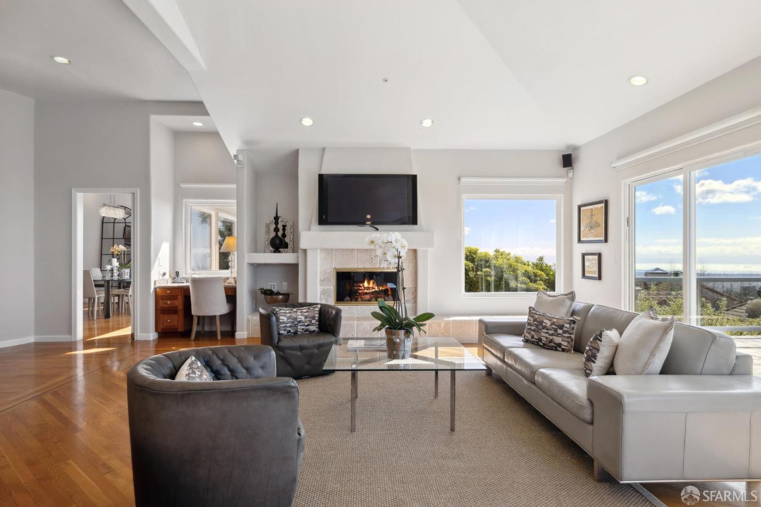 Oakland, California 94611, United States, 3 Bedrooms Bedrooms, ,3 BathroomsBathrooms,Residential,Pending,84644