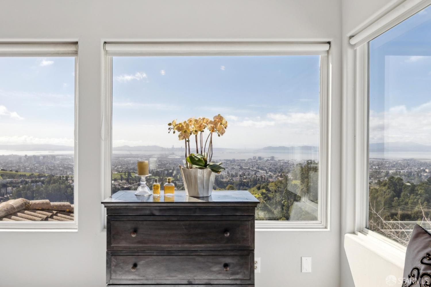 Oakland, California 94611, United States, 3 Bedrooms Bedrooms, ,3 BathroomsBathrooms,Residential,Pending,84644