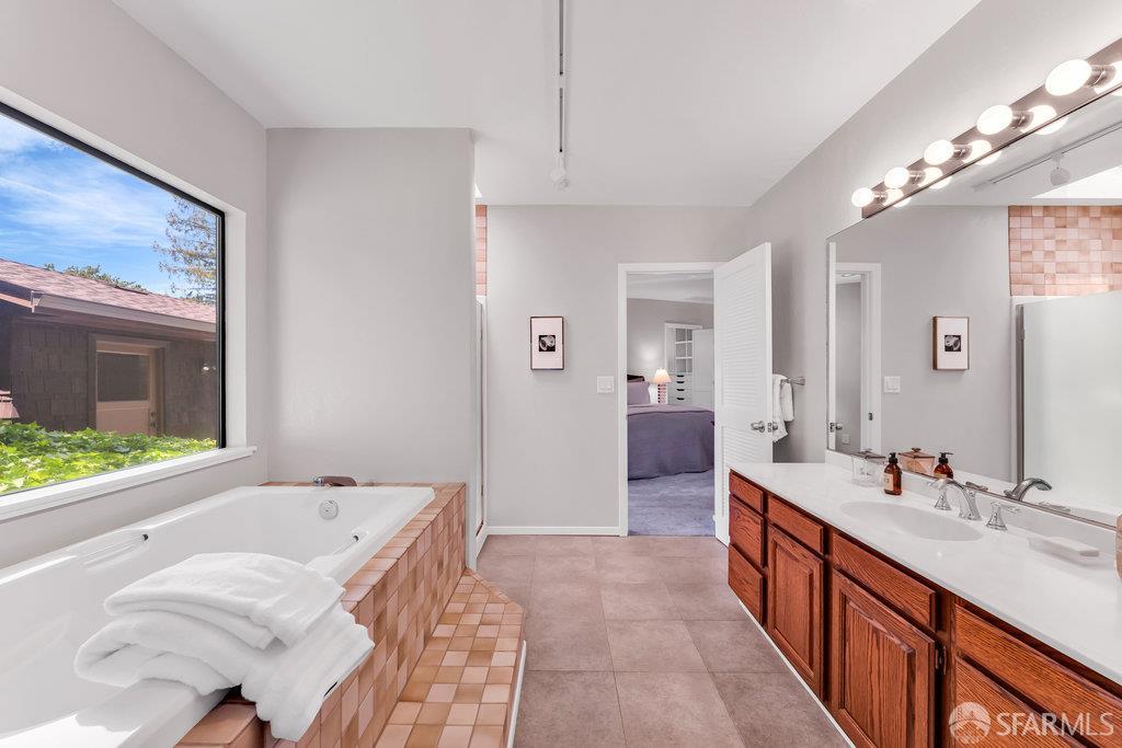 Orinda, California 94563, United States, 4 Bedrooms Bedrooms, ,4 BathroomsBathrooms,Residential,Active,168422