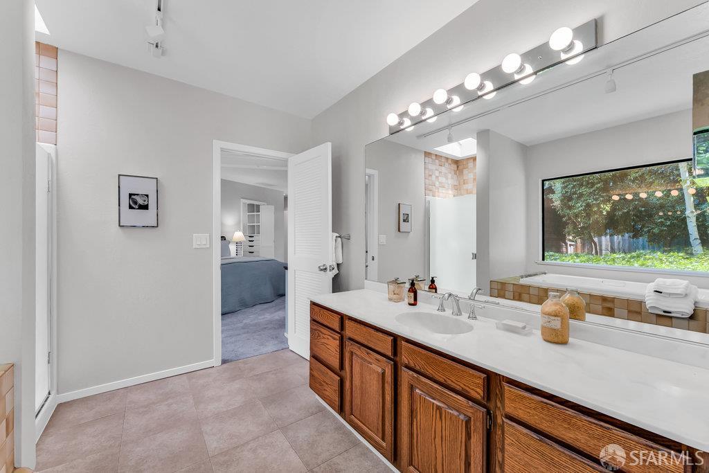 Orinda, California 94563, United States, 4 Bedrooms Bedrooms, ,4 BathroomsBathrooms,Residential,Active,168422