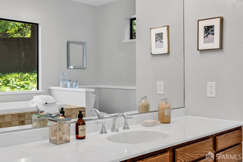 Orinda, California 94563, United States, 4 Bedrooms Bedrooms, ,4 BathroomsBathrooms,Residential,Active,168422