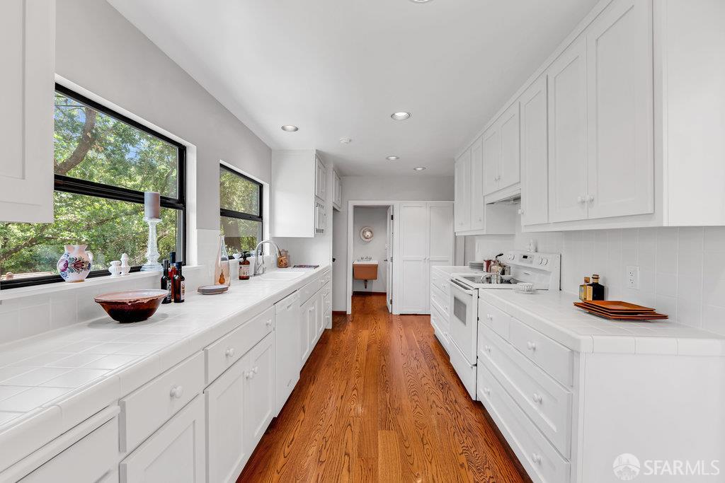 Orinda, California 94563, United States, 4 Bedrooms Bedrooms, ,4 BathroomsBathrooms,Residential,Active,168422