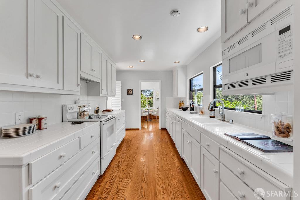 Orinda, California 94563, United States, 4 Bedrooms Bedrooms, ,4 BathroomsBathrooms,Residential,Active,168422