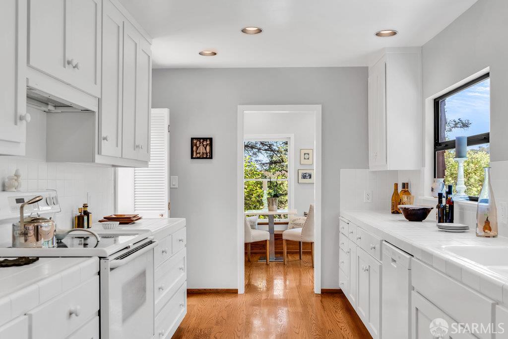 Orinda, California 94563, United States, 4 Bedrooms Bedrooms, ,4 BathroomsBathrooms,Residential,Active,168422