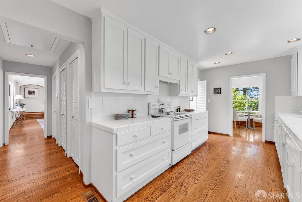 Orinda, California 94563, United States, 4 Bedrooms Bedrooms, ,4 BathroomsBathrooms,Residential,Active,168422