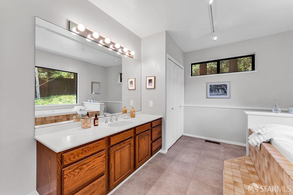 Orinda, California 94563, United States, 4 Bedrooms Bedrooms, ,4 BathroomsBathrooms,Residential,Active,168422