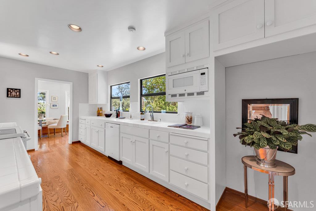 Orinda, California 94563, United States, 4 Bedrooms Bedrooms, ,4 BathroomsBathrooms,Residential,Active,168422