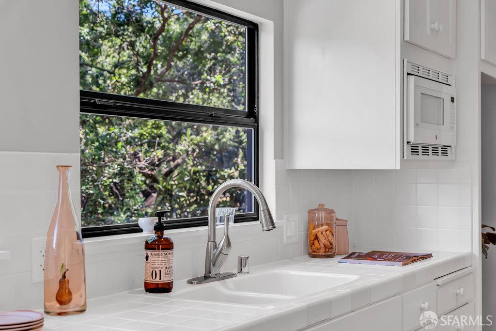 Orinda, California 94563, United States, 4 Bedrooms Bedrooms, ,4 BathroomsBathrooms,Residential,Active,168422