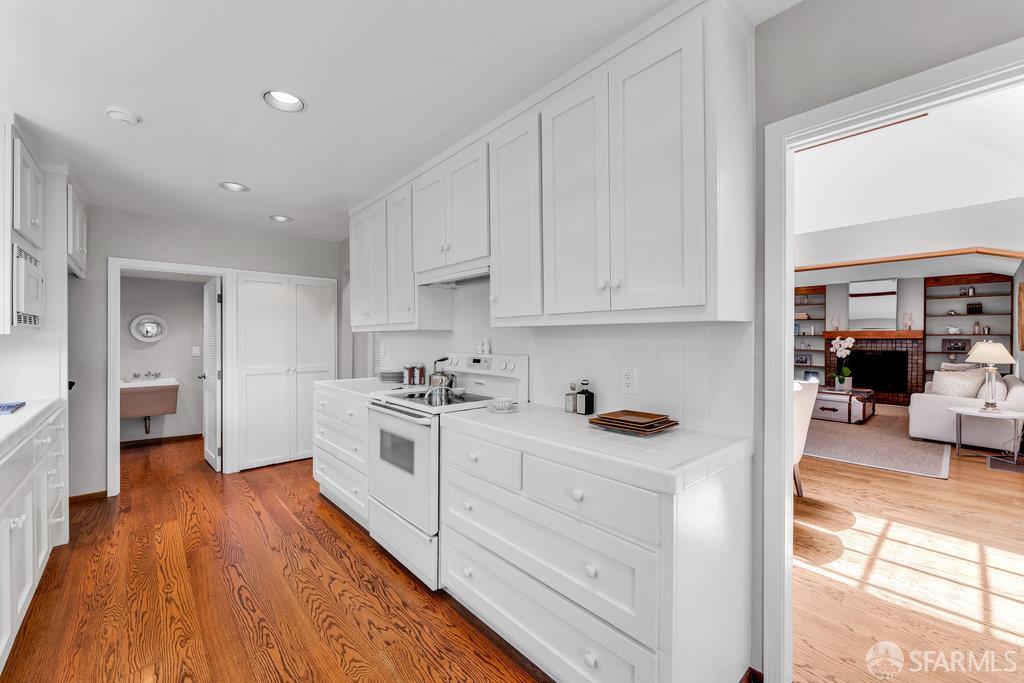 Orinda, California 94563, United States, 4 Bedrooms Bedrooms, ,4 BathroomsBathrooms,Residential,Active,168422