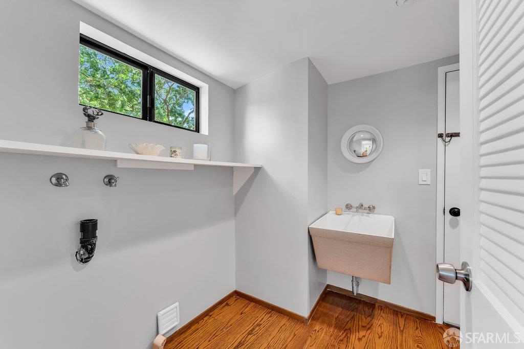 Orinda, California 94563, United States, 4 Bedrooms Bedrooms, ,4 BathroomsBathrooms,Residential,Active,168422