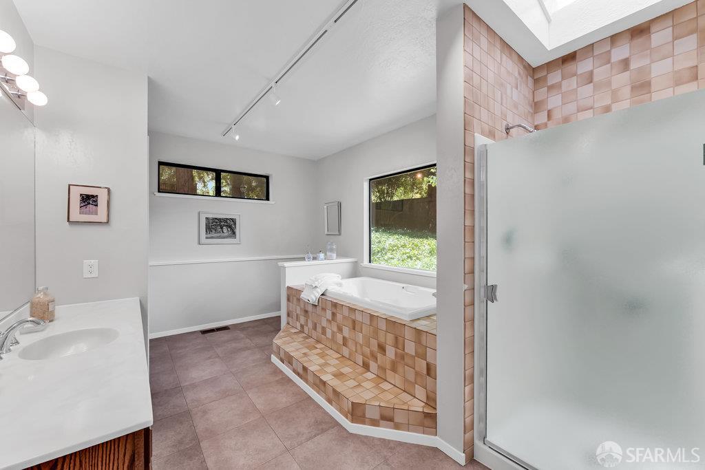 Orinda, California 94563, United States, 4 Bedrooms Bedrooms, ,4 BathroomsBathrooms,Residential,Active,168422