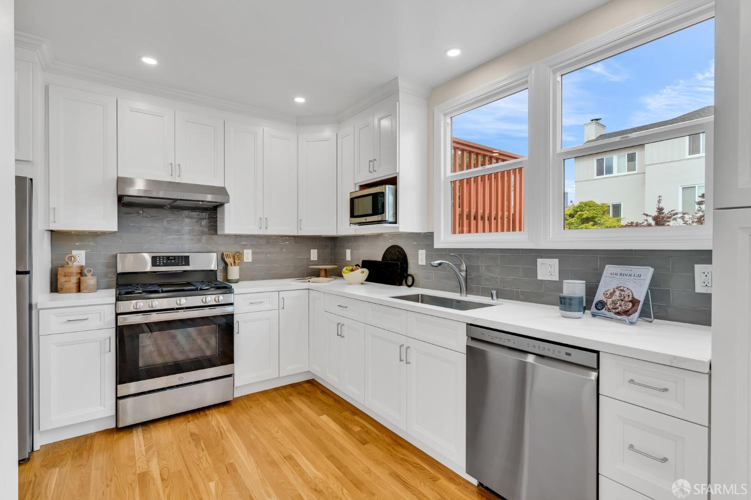 San Francisco, California 94132, United States, 4 Bedrooms Bedrooms, ,5 BathroomsBathrooms,Residential,Pending,130698