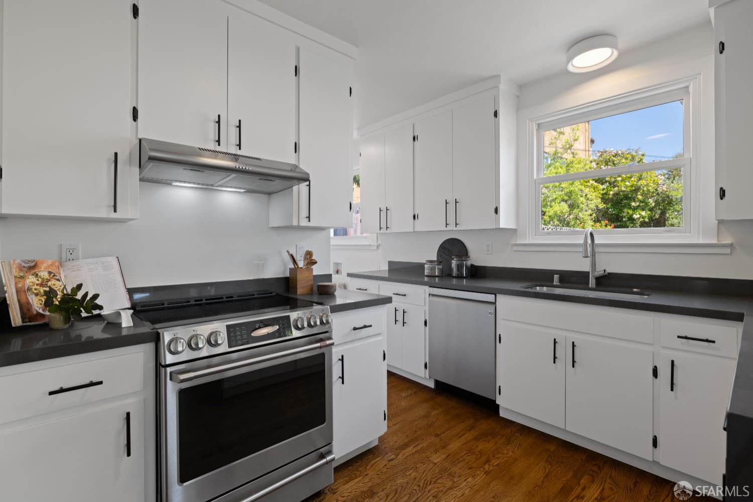 San Francisco, California 94127, United States, 3 Bedrooms Bedrooms, ,2 BathroomsBathrooms,Residential,Pending,145542