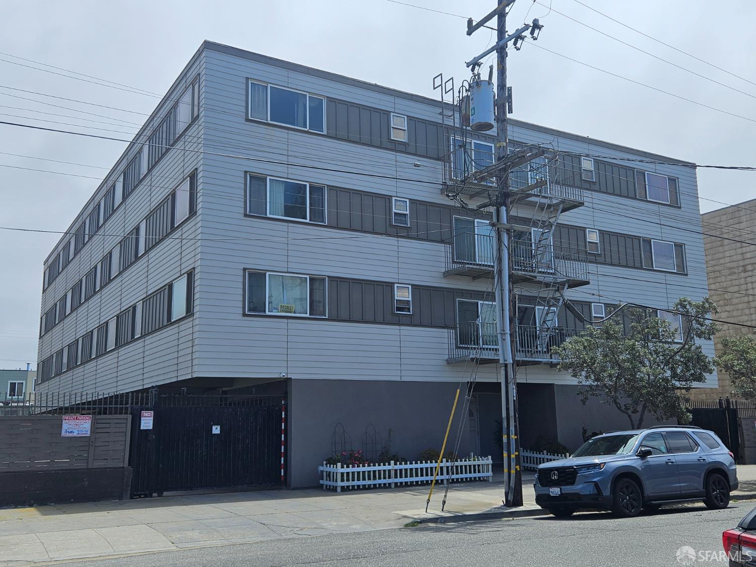 1220 La Playa Street 208