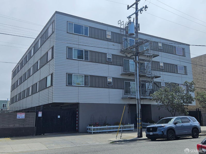1220 La Playa Street 208