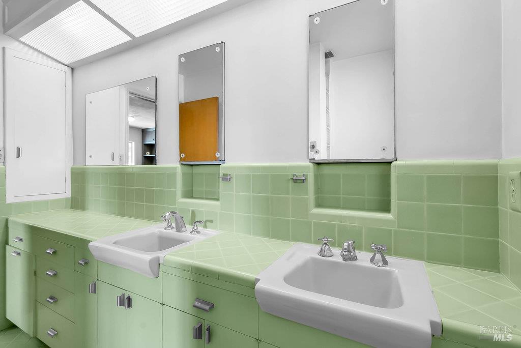 Rio Vista, California 94571, United States, 6 Bedrooms Bedrooms, ,2 BathroomsBathrooms,Residential,Active,225609