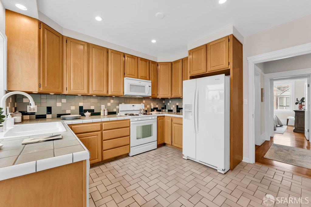 San Francisco, California 94112, United States, 3 Bedrooms Bedrooms, ,2 BathroomsBathrooms,Residential,Active,212328