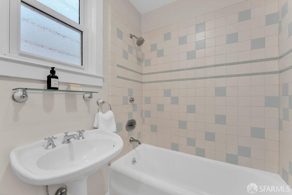 San Francisco, California 94112, United States, 3 Bedrooms Bedrooms, ,2 BathroomsBathrooms,Residential,Active,212328