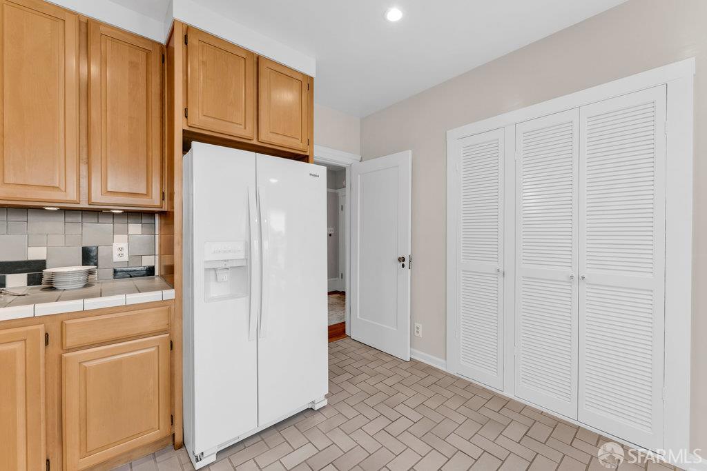 San Francisco, California 94112, United States, 3 Bedrooms Bedrooms, ,2 BathroomsBathrooms,Residential,Active,212328