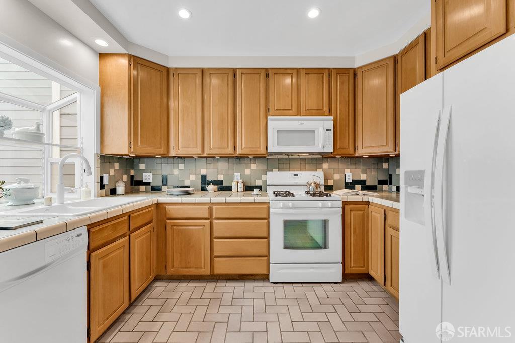 San Francisco, California 94112, United States, 3 Bedrooms Bedrooms, ,2 BathroomsBathrooms,Residential,Active,212328