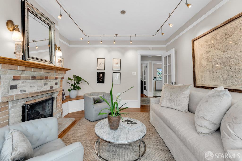 San Francisco, California 94112, United States, 3 Bedrooms Bedrooms, ,2 BathroomsBathrooms,Residential,Active,212328