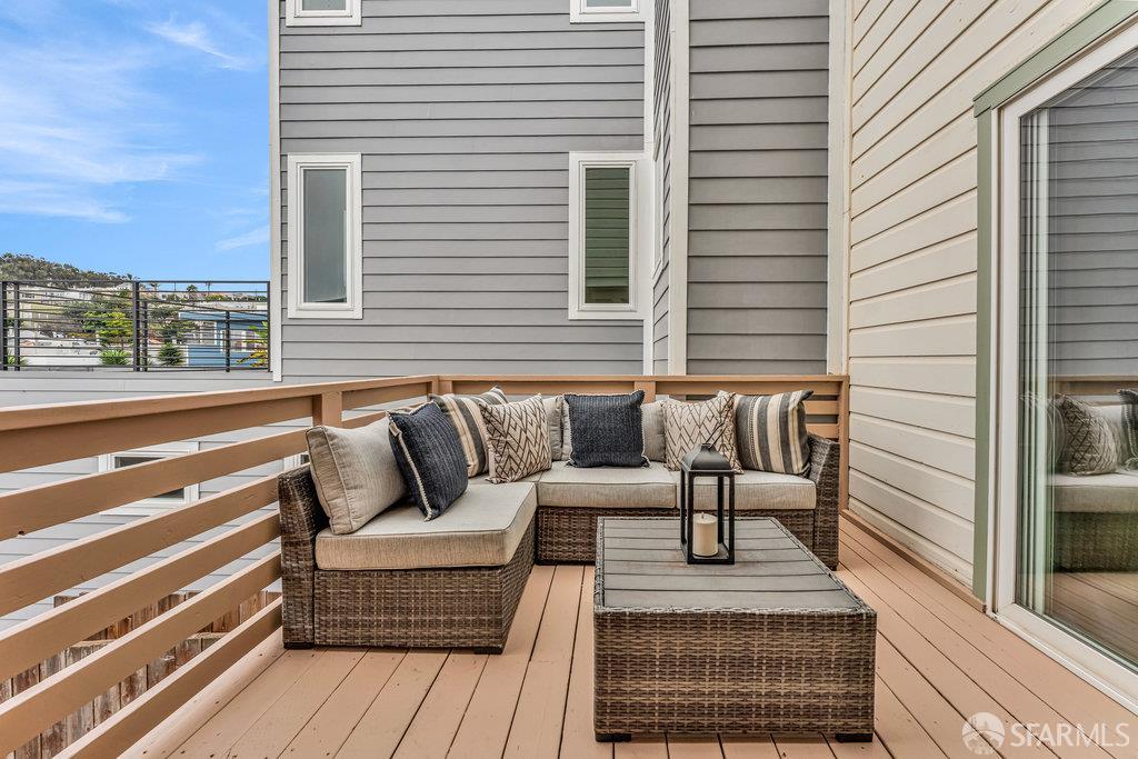 San Francisco, California 94112, United States, 3 Bedrooms Bedrooms, ,2 BathroomsBathrooms,Residential,Active,212328