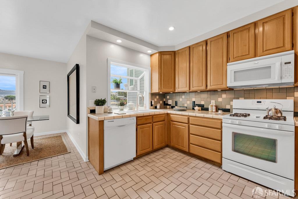 San Francisco, California 94112, United States, 3 Bedrooms Bedrooms, ,2 BathroomsBathrooms,Residential,Active,212328