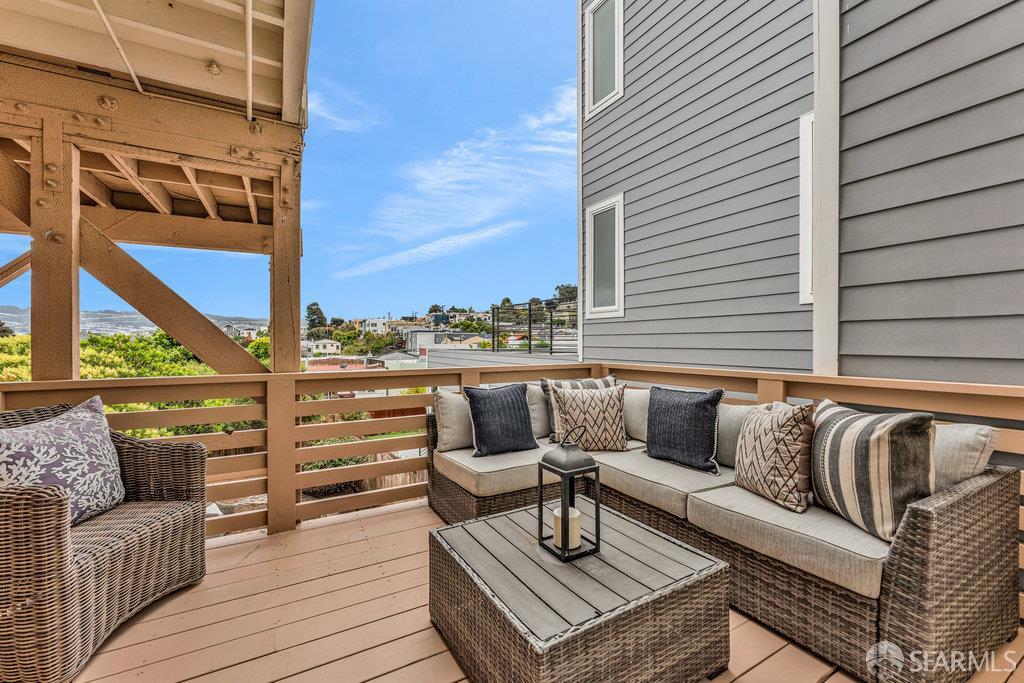 San Francisco, California 94112, United States, 3 Bedrooms Bedrooms, ,2 BathroomsBathrooms,Residential,Active,212328